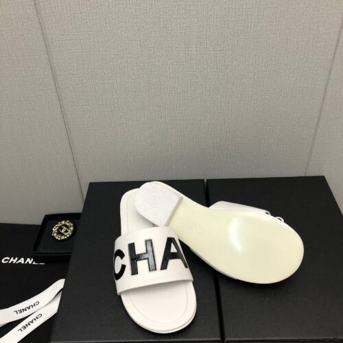 High Quality Luxury Chanel Color Matching Letter Leather Buckle Slippers product detail