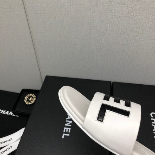 High Quality Luxury Chanel Color Matching Letter Leather Buckle Slippers product detail