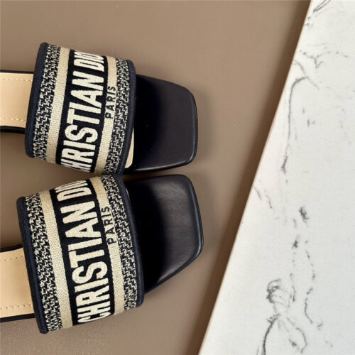High Quality Luxury Dior Logo Embroidered Slippers product detail