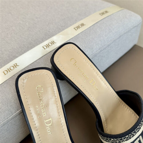 High Quality Luxury Dior Logo Embroidered Slippers product detail