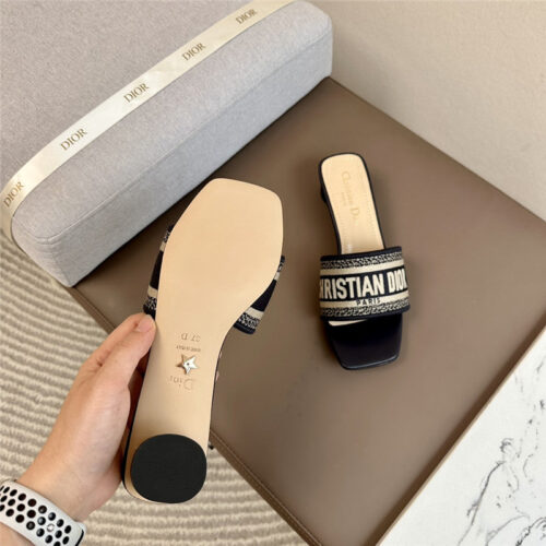 High Quality Luxury Dior Logo Embroidered Slippers product detail