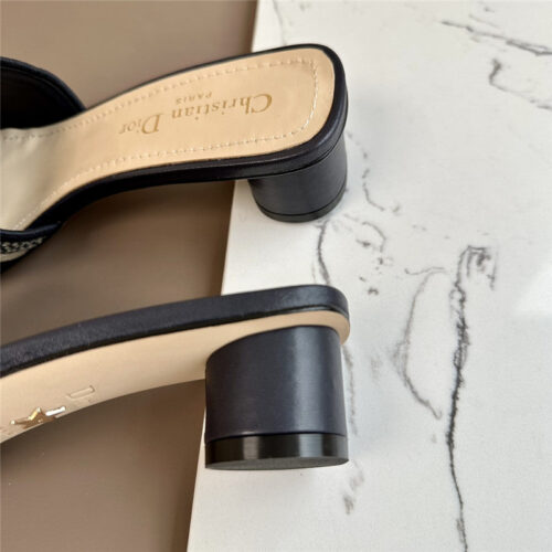 High Quality Luxury Dior Logo Embroidered Slippers product detail