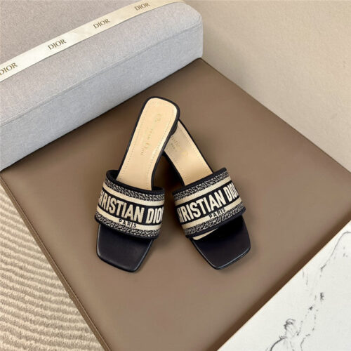High Quality Luxury Dior Logo Embroidered Slippers product detail