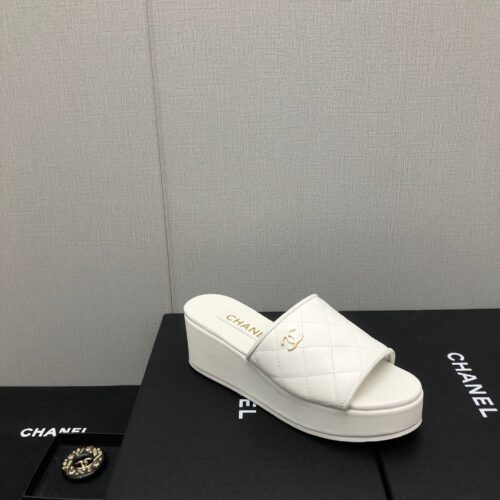 High Quality Luxury Chanel Rubber Outsole High Imitation Water Platform Slippers – Style 80998 product detail