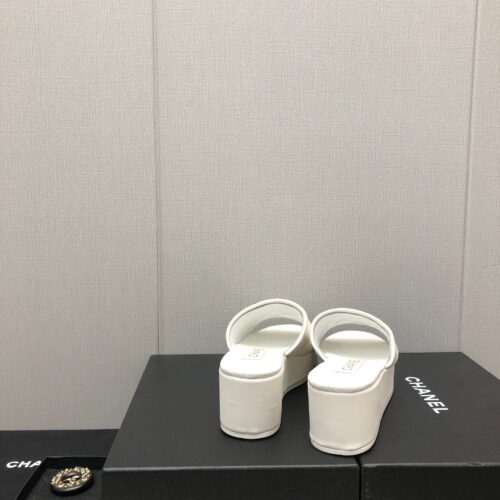 High Quality Luxury Chanel Rubber Outsole High Imitation Water Platform Slippers – Style 80998 product detail