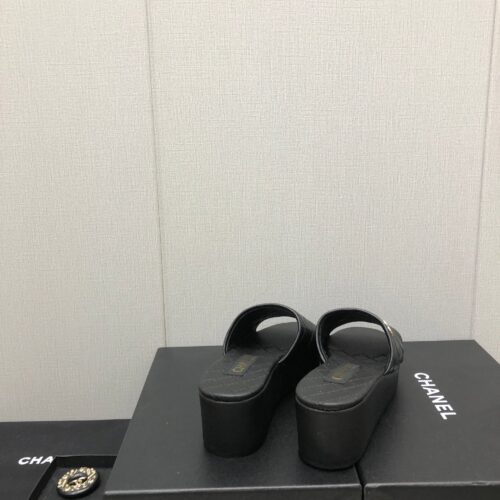 High Quality Luxury Chanel Rubber Outsole High Imitation Water Platform Slippers – Style 10374 product detail