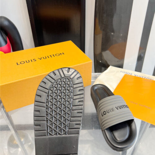 High Quality Luxury Louis Vuitton Couple Slippers product detail