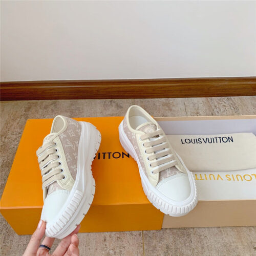 High Quality Luxury Louis Vuitton New Color Squad Sneakers alternate view