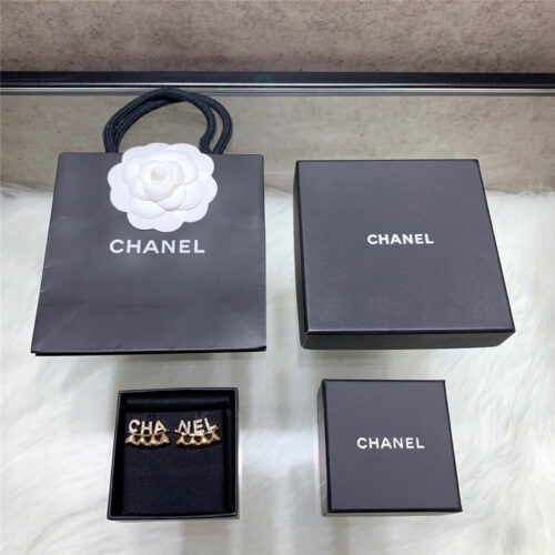 High Quality Luxury Chanel Letter Heart Stud Earrings product detail
