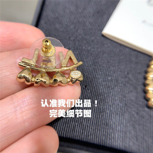 High Quality Luxury Chanel Letter Heart Stud Earrings product detail