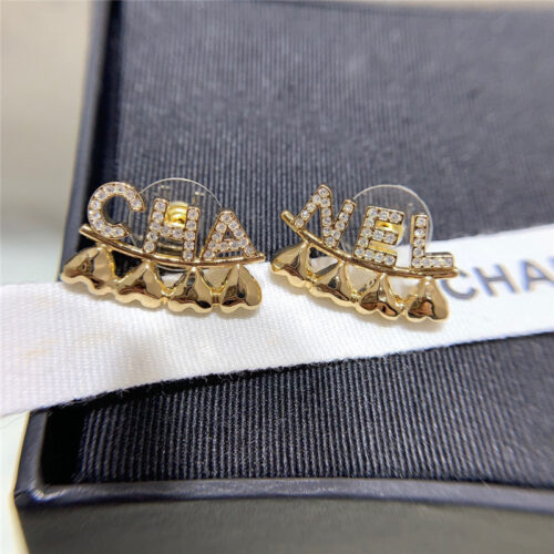 High Quality Luxury Chanel Letter Heart Stud Earrings product detail