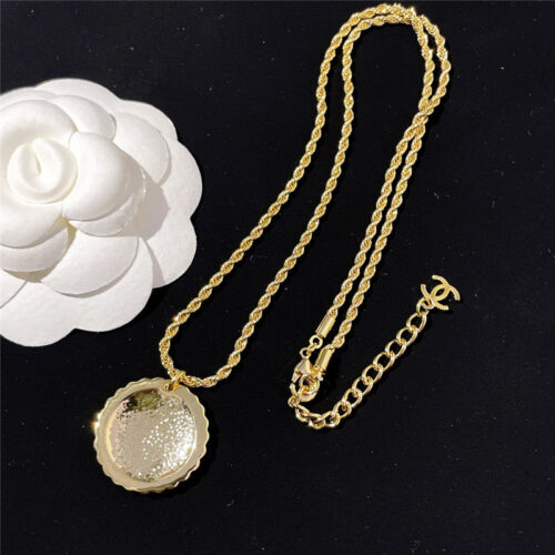High Quality Luxury Chanel Vintage Necklace alternate view