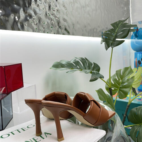 High Quality Luxury Bottega Veneta Windmill Cube Slippers – Style 43718 product detail