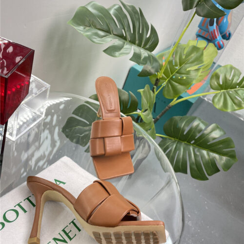 High Quality Luxury Bottega Veneta Windmill Cube Slippers – Style 43718 alternate view