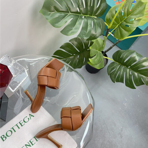 High Quality Luxury Bottega Veneta Windmill Cube Slippers – Style 43718 product detail
