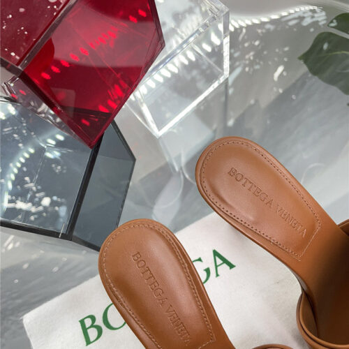 High Quality Luxury Bottega Veneta Windmill Cube Slippers – Style 43718 product detail