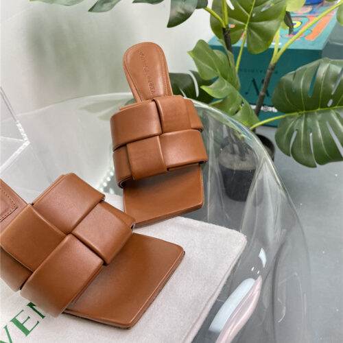 High Quality Luxury Bottega Veneta Windmill Cube Slippers – Style 43718 product detail