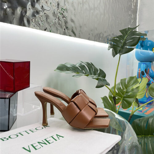 High Quality Luxury Bottega Veneta Windmill Cube Slippers – Style 43718 product detail