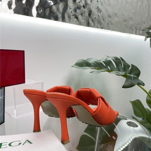 High Quality Luxury Bottega Veneta Windmill Cube Slippers – Style 48806 product detail