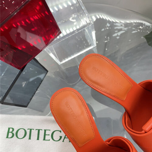 High Quality Luxury Bottega Veneta Windmill Cube Slippers – Style 48806 product detail