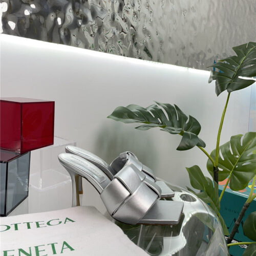 High Quality Luxury Bottega Veneta Windmill Cube Slippers – Style 17734 product detail