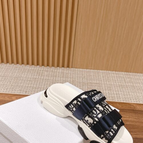 High Quality Luxury Dior Spring And Summer New Thick-Soled Beach Slippers – Style 31174 product detail