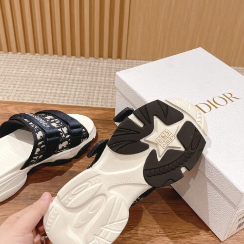 High Quality Luxury Dior Spring And Summer New Thick-Soled Beach Slippers – Style 31174 product detail