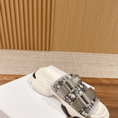 High Quality Luxury Dior Spring And Summer New Thick-Soled Beach Slippers – Style 35110 product detail