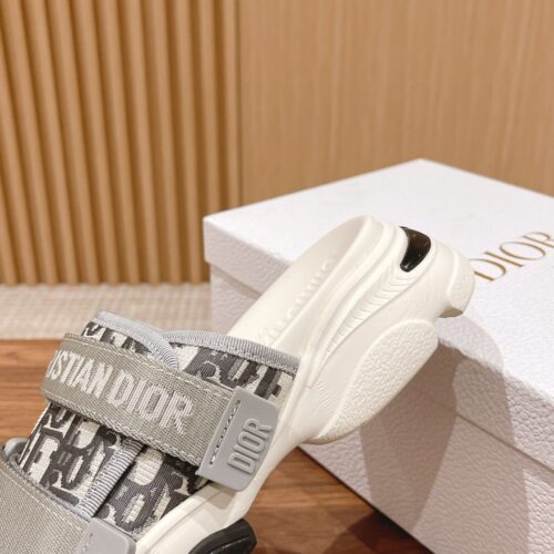 High Quality Luxury Dior Spring And Summer New Thick-Soled Beach Slippers – Style 35110 product detail