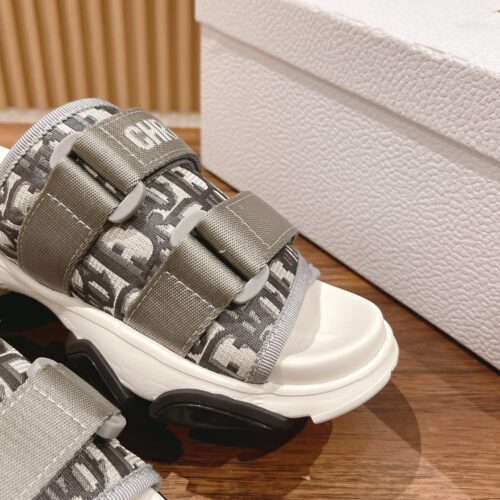 High Quality Luxury Dior Spring And Summer New Thick-Soled Beach Slippers – Style 35110 product detail
