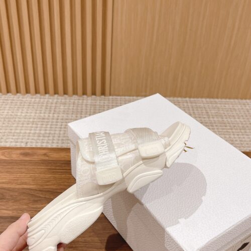 High Quality Luxury Dior Spring And Summer New Thick-Soled Beach Slippers product detail