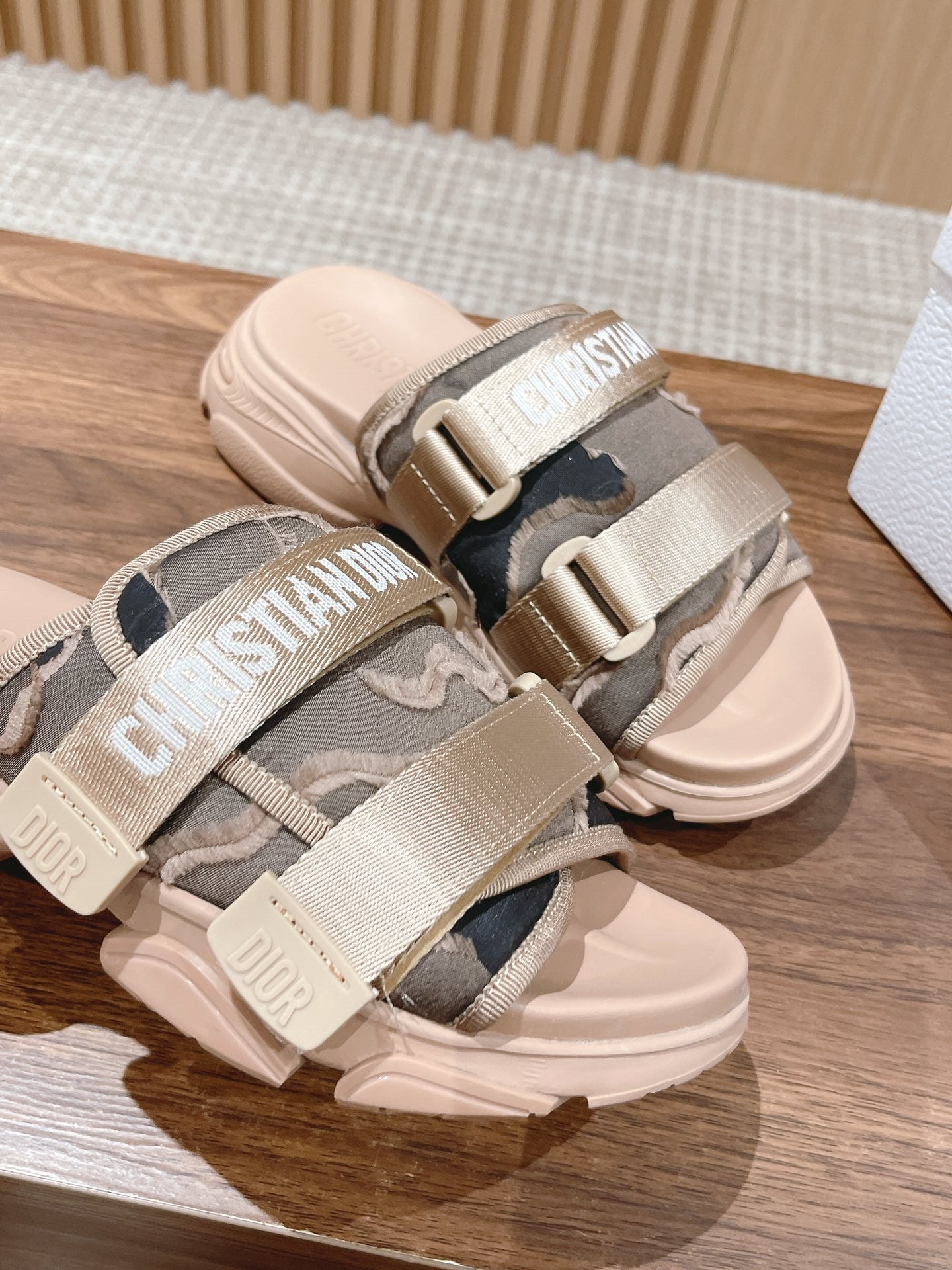 High Quality Luxury Dior Spring And Summer New Thick-Soled Beach Slippers – Style 30630 product detail