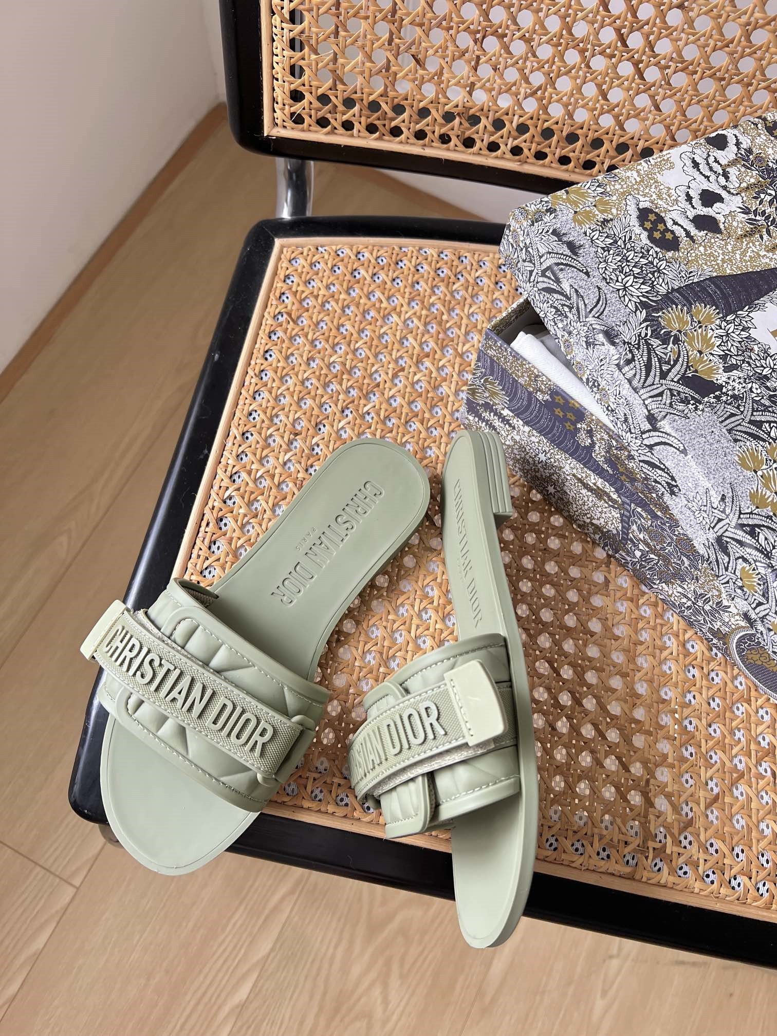High Quality Luxury Dior Velcro Slippers product detail