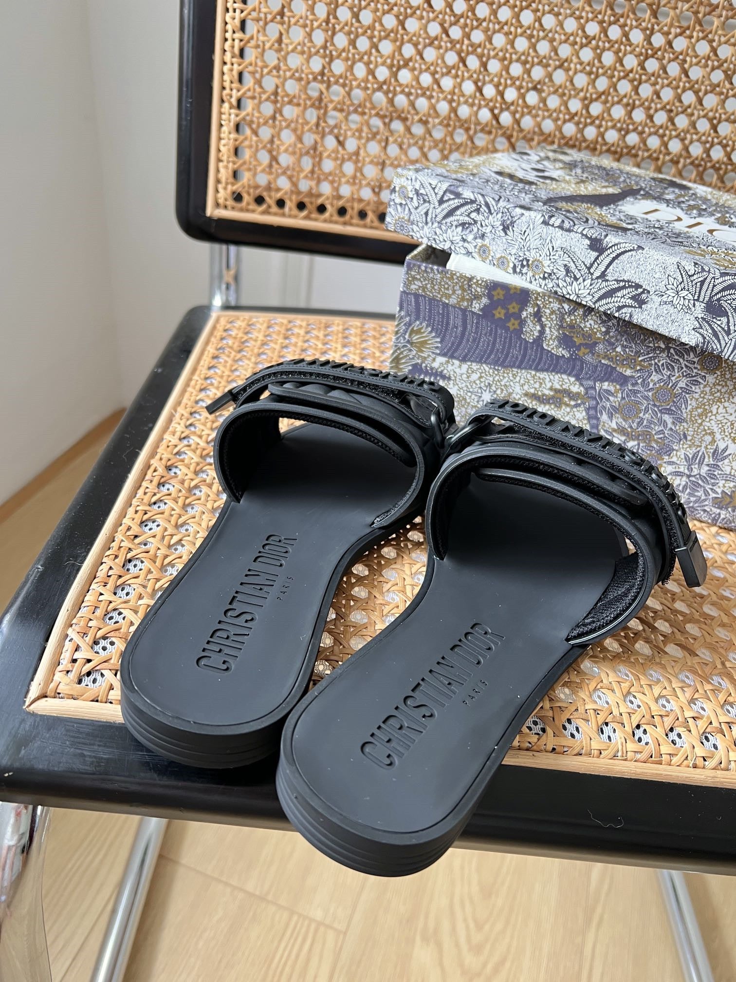 High Quality Luxury Dior Velcro Slippers – Style 15526 product detail