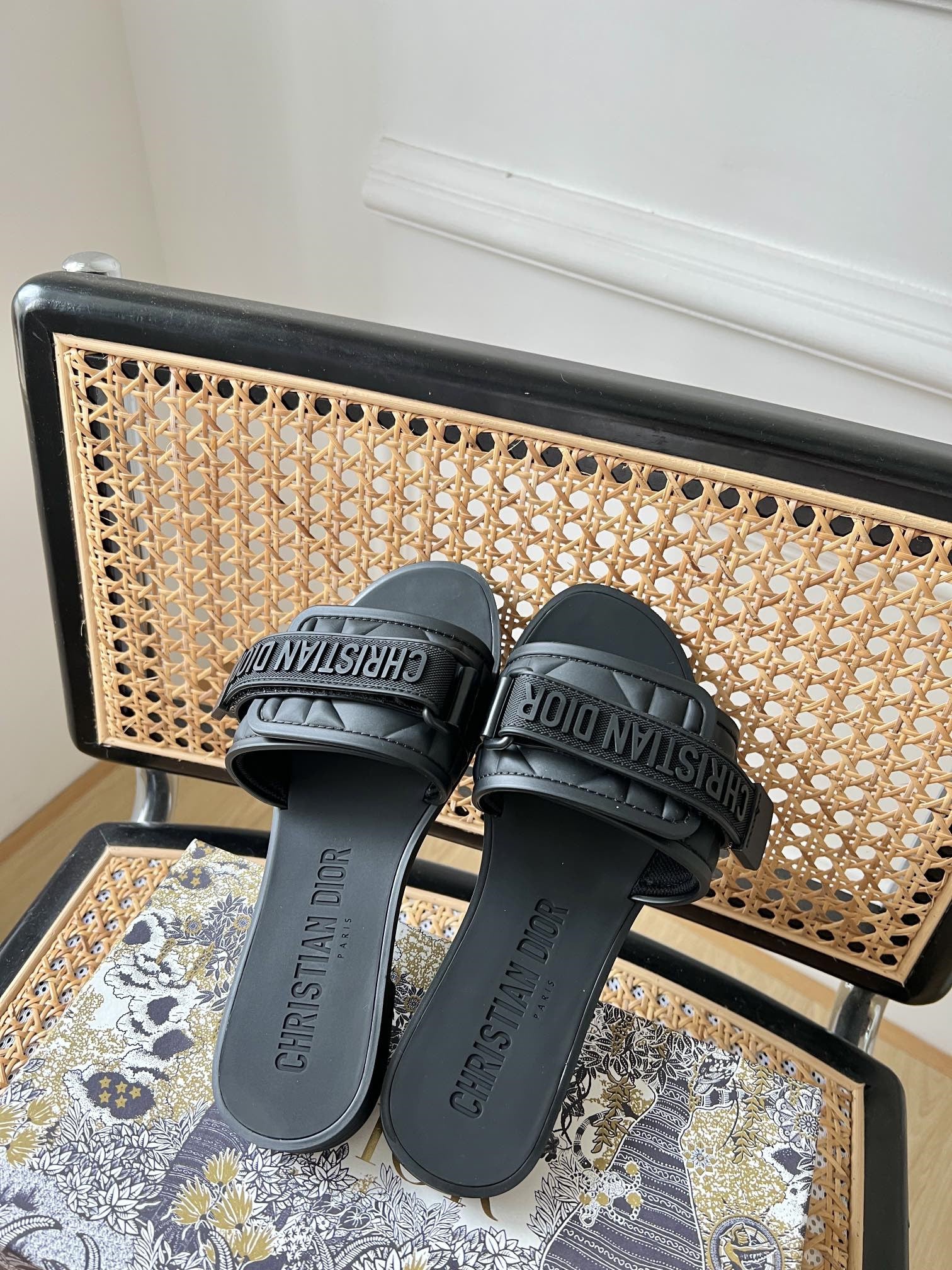 High Quality Luxury Dior Velcro Slippers – Style 15526 product detail