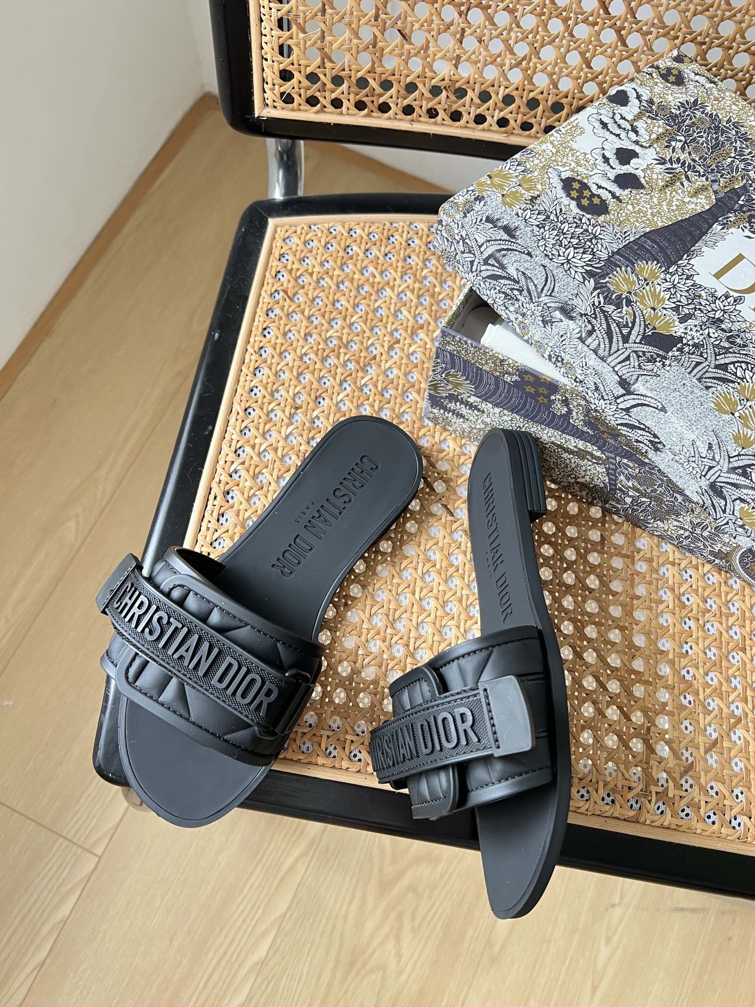 High Quality Luxury Dior Velcro Slippers – Style 15526 product detail