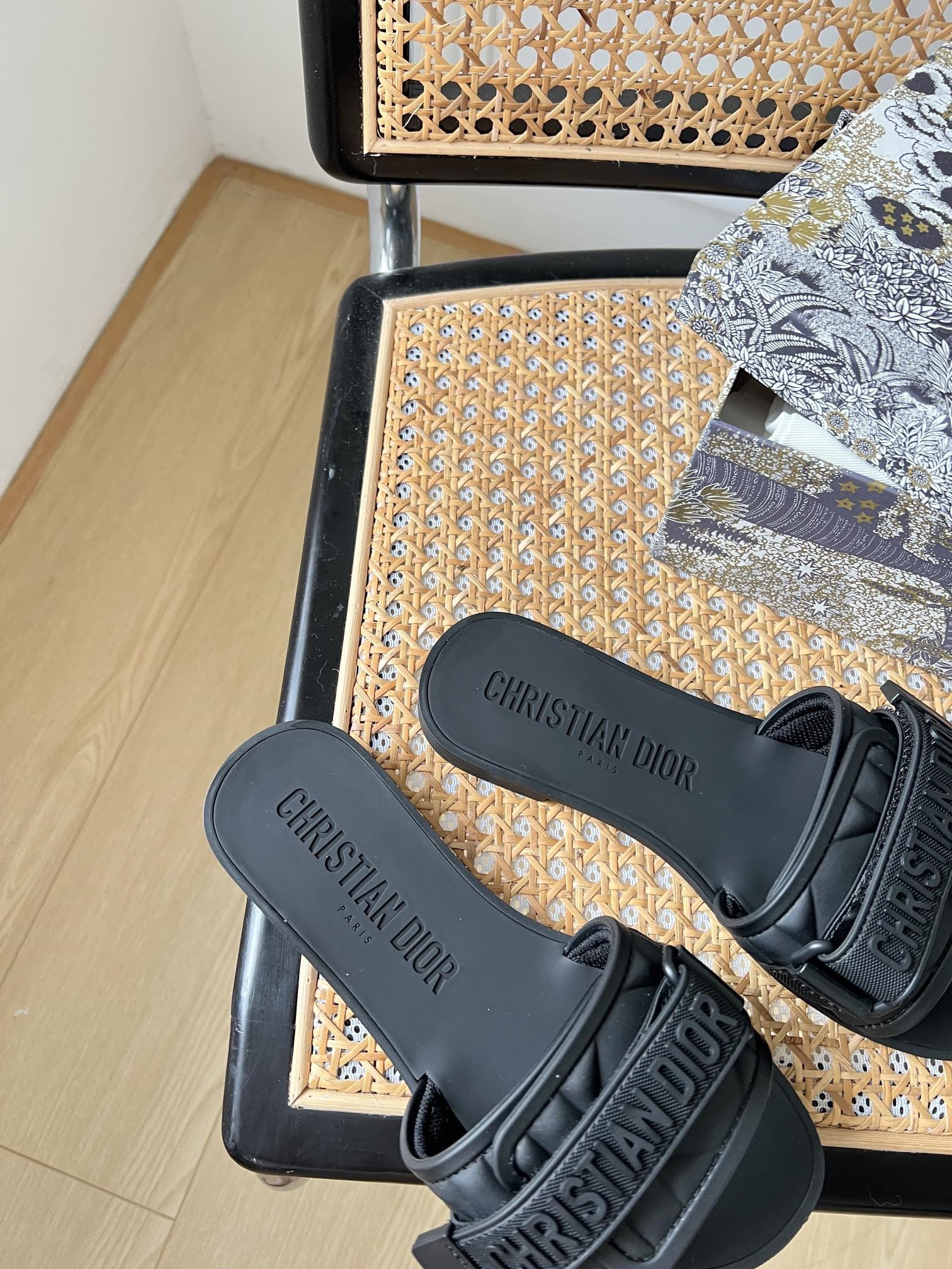 High Quality Luxury Dior Velcro Slippers – Style 15526 product detail