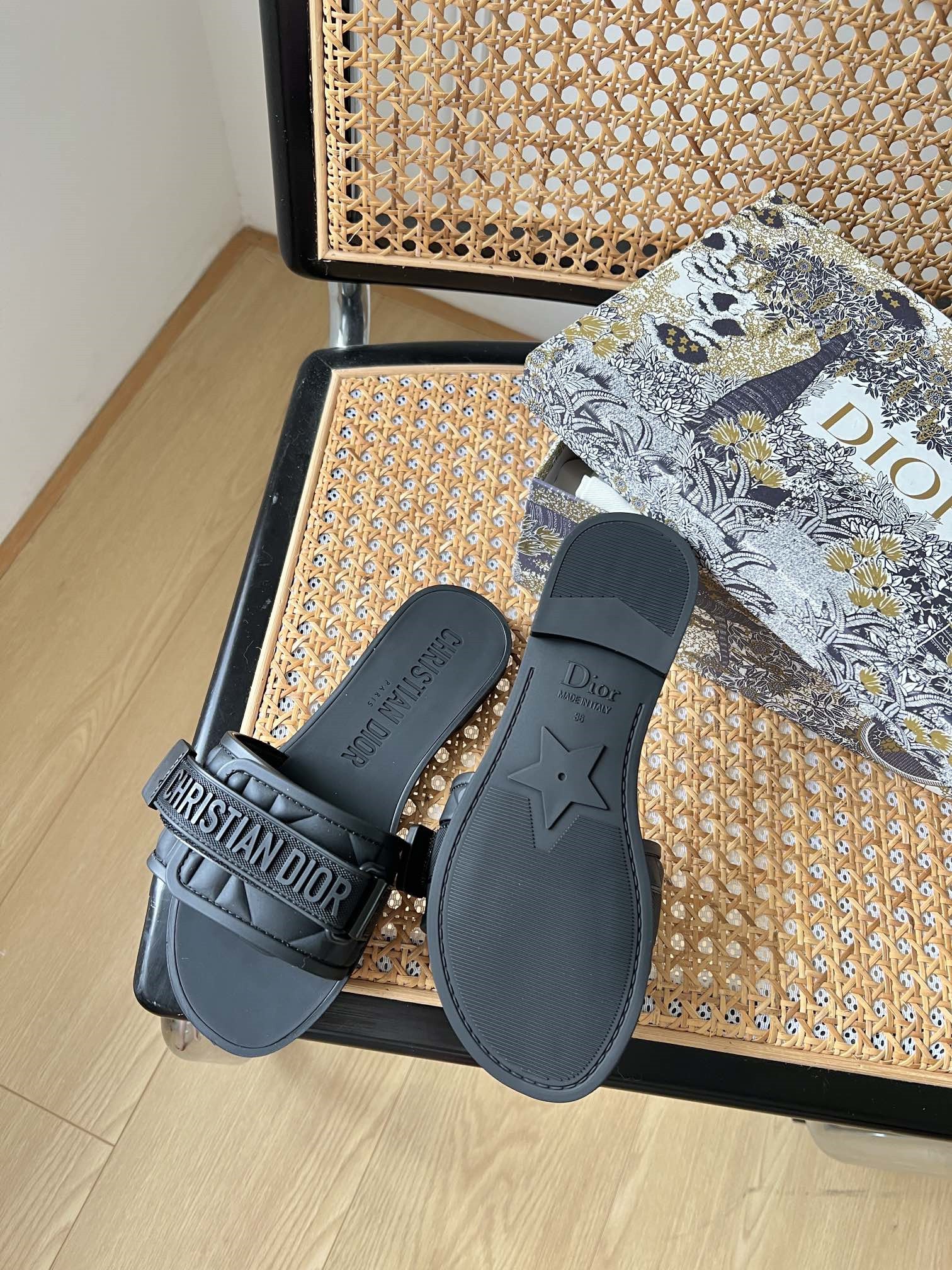 High Quality Luxury Dior Velcro Slippers – Style 15526 product detail