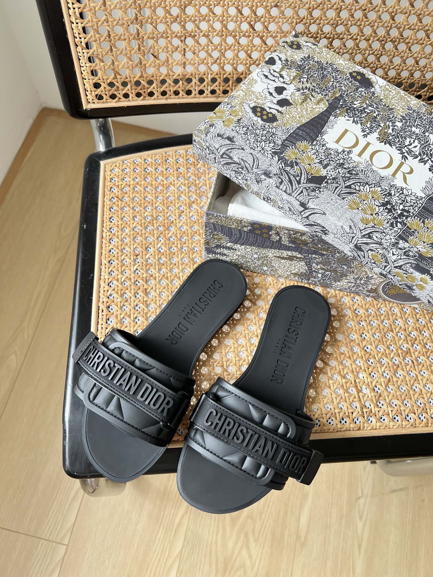 High Quality Luxury Dior Velcro Slippers – Style 15526 product detail
