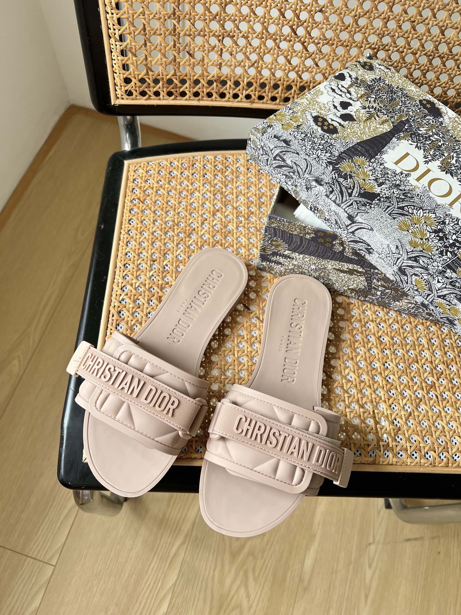 High Quality Luxury Dior Velcro Slippers – Style 77670 product detail
