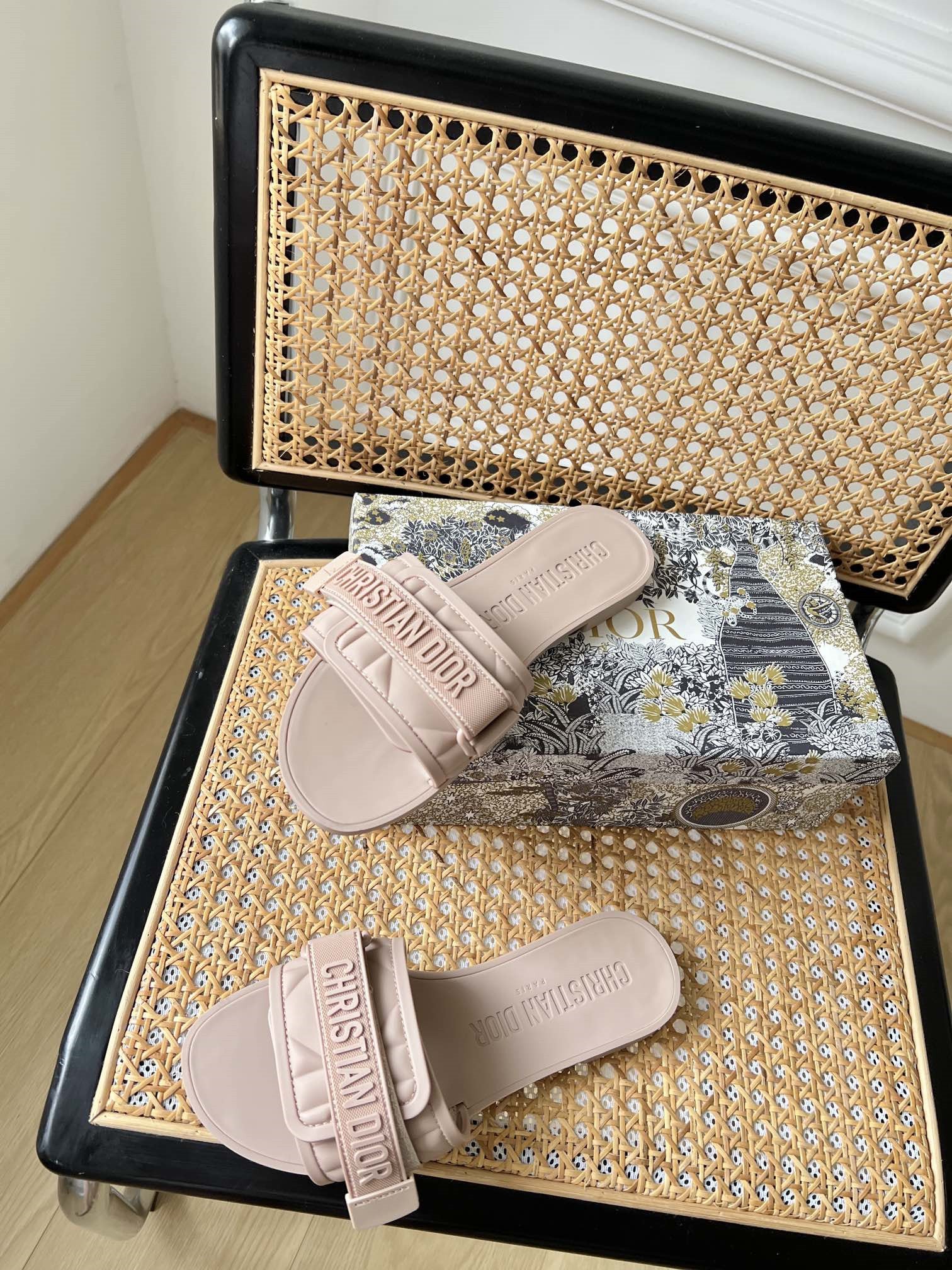 High Quality Luxury Dior Velcro Slippers – Style 77670 product detail