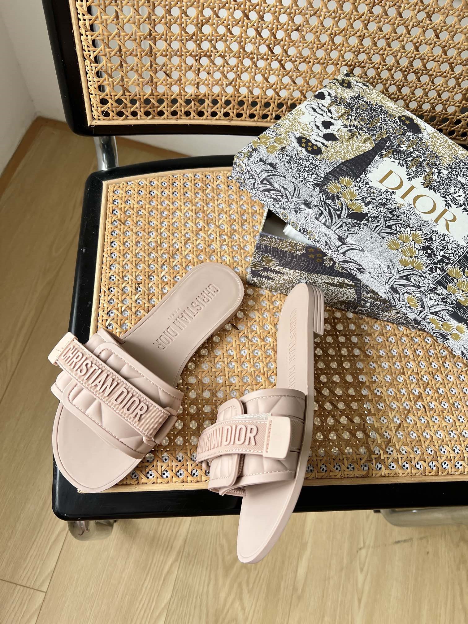 High Quality Luxury Dior Velcro Slippers – Style 77670 product detail