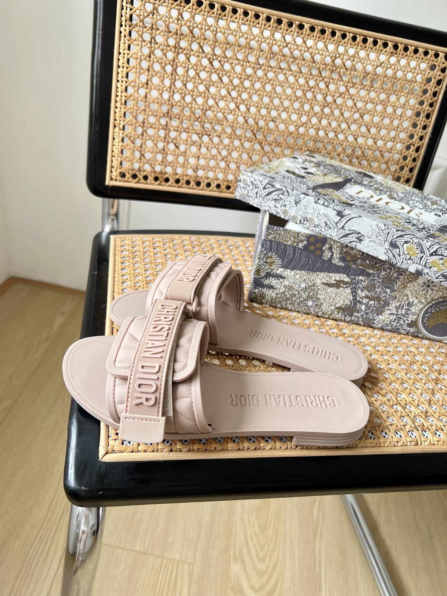 High Quality Luxury Dior Velcro Slippers – Style 77670 product detail