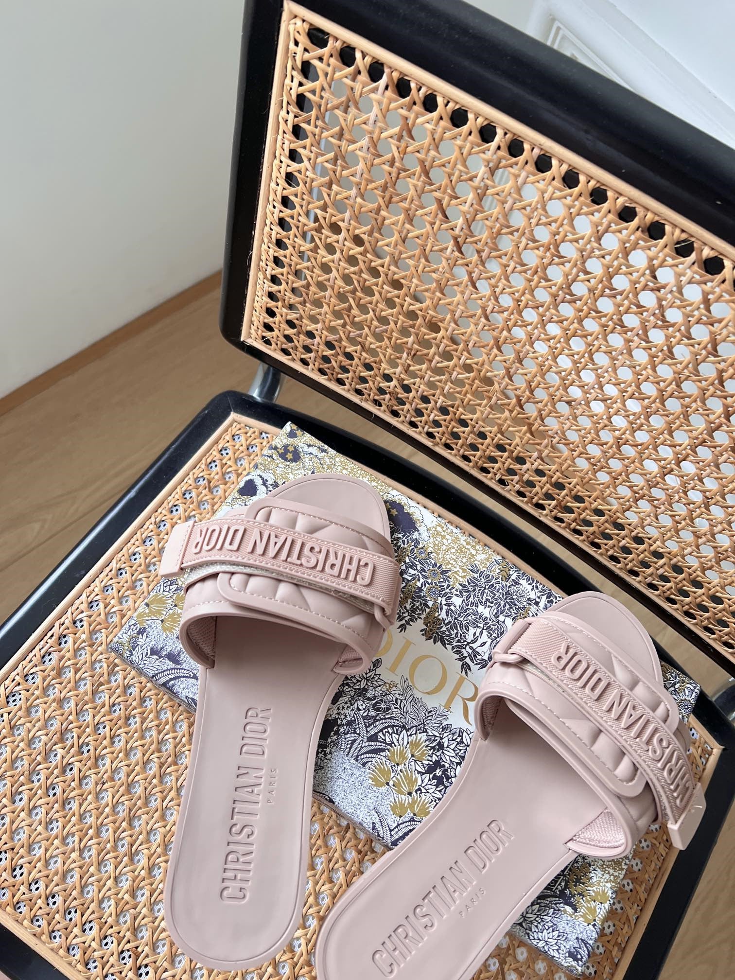 High Quality Luxury Dior Velcro Slippers – Style 77670 product detail