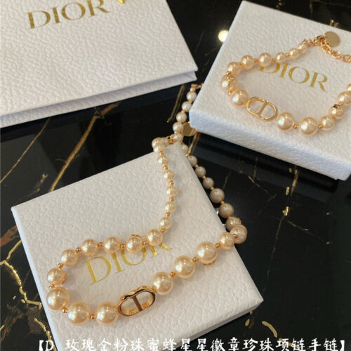 High Quality Luxury Dior Pearl Bracelet alternate view