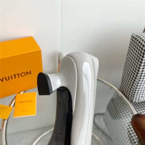 High Quality Luxury Louis Vuitton Chain Kitten Heel Square Toe Shoes – Style 00579 product detail