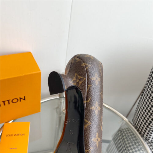 High Quality Luxury Louis Vuitton Chain Kitten Heel Square Toe Shoes – Style 71747 product detail