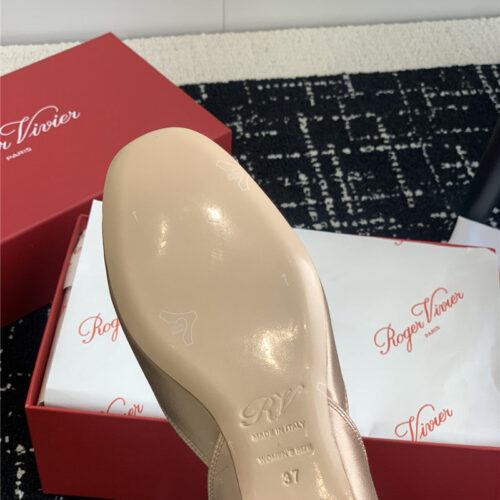 High Quality Luxury Roger Vivier Hollow Silk Satin Diamond Buckle Flat Shoes product detail