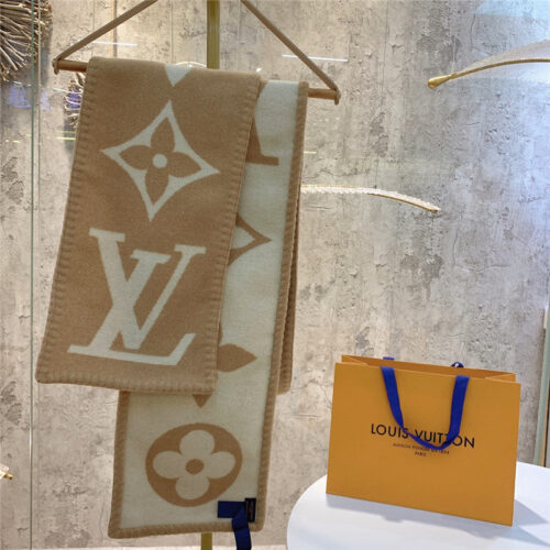 High Quality Luxury Louis Vuitton Sweet Dreams Scarf – Style 26682 alternate view