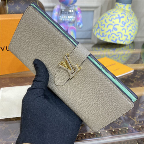 High Quality Luxury Louis Vuitton Vertical Wallet Pebble product detail